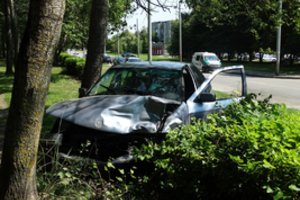 Po smūgio BMW Kaune nulėkė į krūmus, ligoninėje – dvi moterys ir vaikas