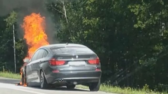 Chaosas greitkelyje Kaunas-Klaipėda: vairuotojas užfiksavo degantį BMW, susiformavo spūstys