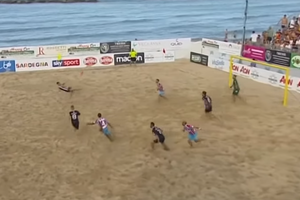 Paplūdimio futbolo mače pelnytas reto grožio įvartis