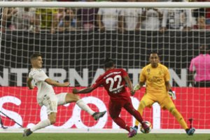 Čempionų taurės turnyre Europos futbolo milžinų mūšyje „Bayern“ pranoko „Real“ ekipą