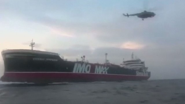 Vaizdas – it iš veiksmo filmo: Iranas paviešino įrašą, kaip sulaikė britų tanklaivį