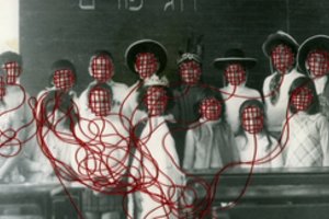 Siuvinėdama vaikystės nuotraukas moteris nugali ją kankinusius demonus 