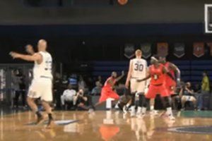 A. White'as su kompanija komerciniame turnyre tęsia 2 mln. JAV dolerių medžioklę