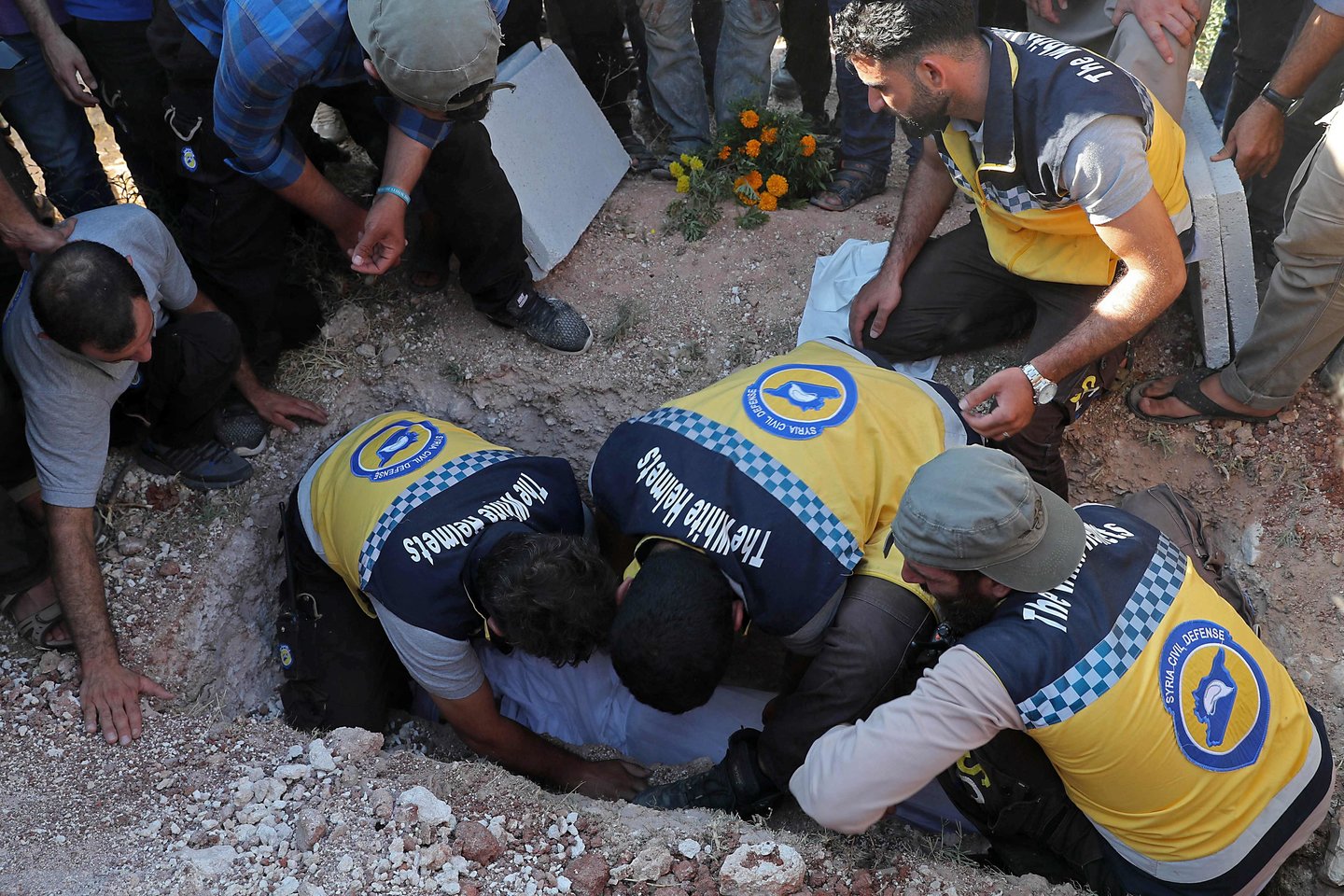 „Baltųjų šalmų“ nariai gedi žuvusio kolegos.<br>Scanpix/AFP nuotr.