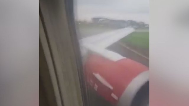 Lėktuve – keleivių šokas: pamatę, kas dedasi ant sparno, ėmė panikuoti
