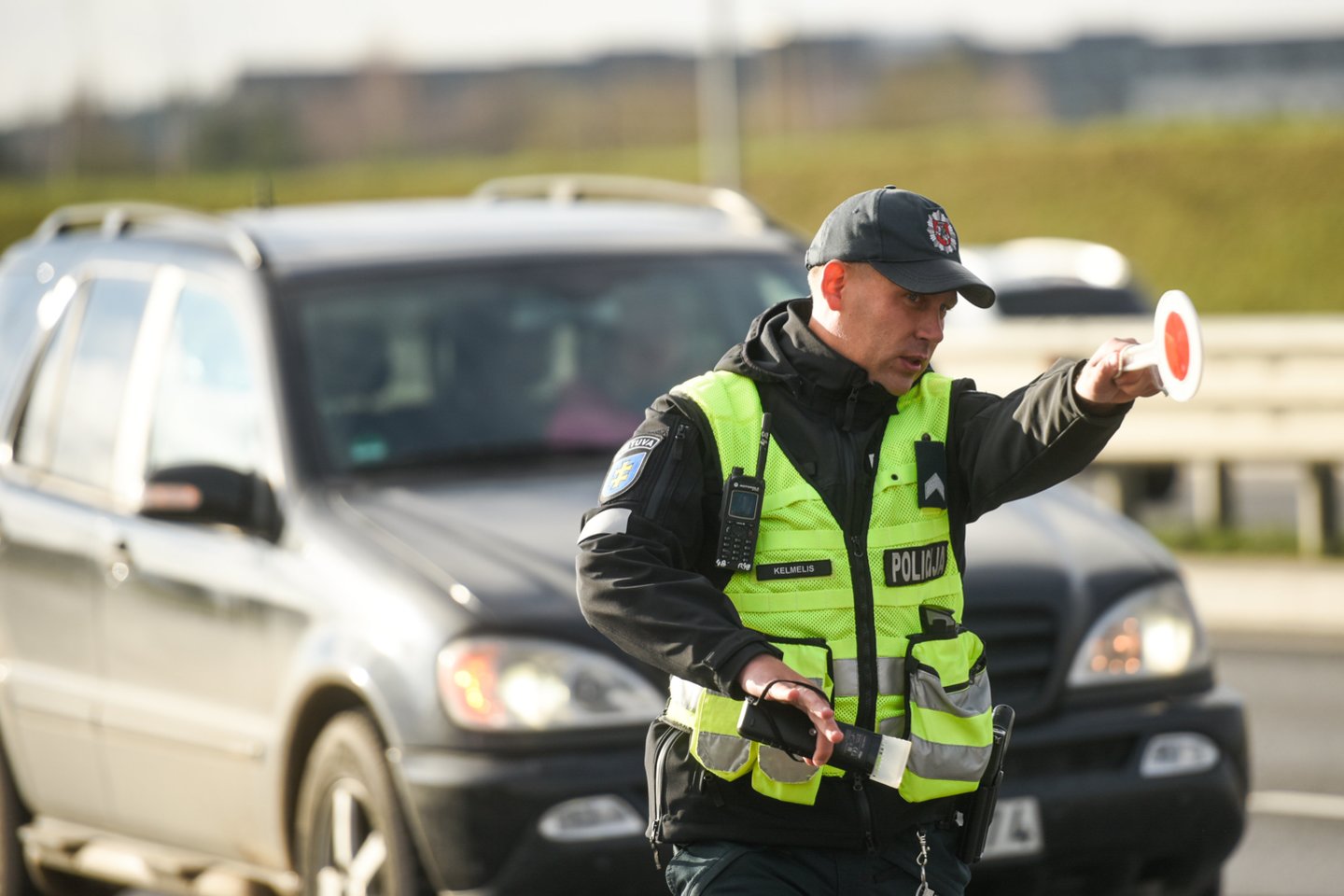 Visą savaitę šalies keliuose policija tikrins vilkikus, telefonu kalbančius vairuotojus.<br>D.Umbraso nuotr.