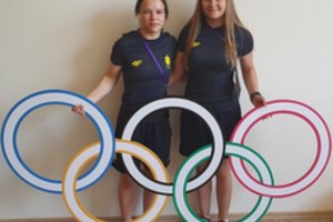 Rinktinėje – dvynukės: visiškai skirtingos, bet imtynes myli identiškai