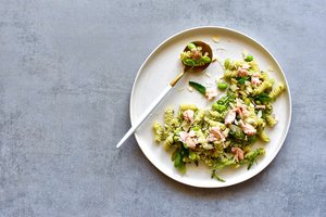 Gaivios ir lengvai pagaminamos makaronų salotos su lašiša ir avokadų padažu