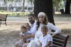 Lietuvoje vos nemirusi mergina Australijoje tapo daugiavaike supermama