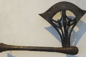 Kuo šis indėnišką tomahauką primenantis ginklas yra ypatingas?