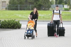 Krepšininkas Žygimantas Janavičius su žmona Laura patyliukais susilaukė atžalos