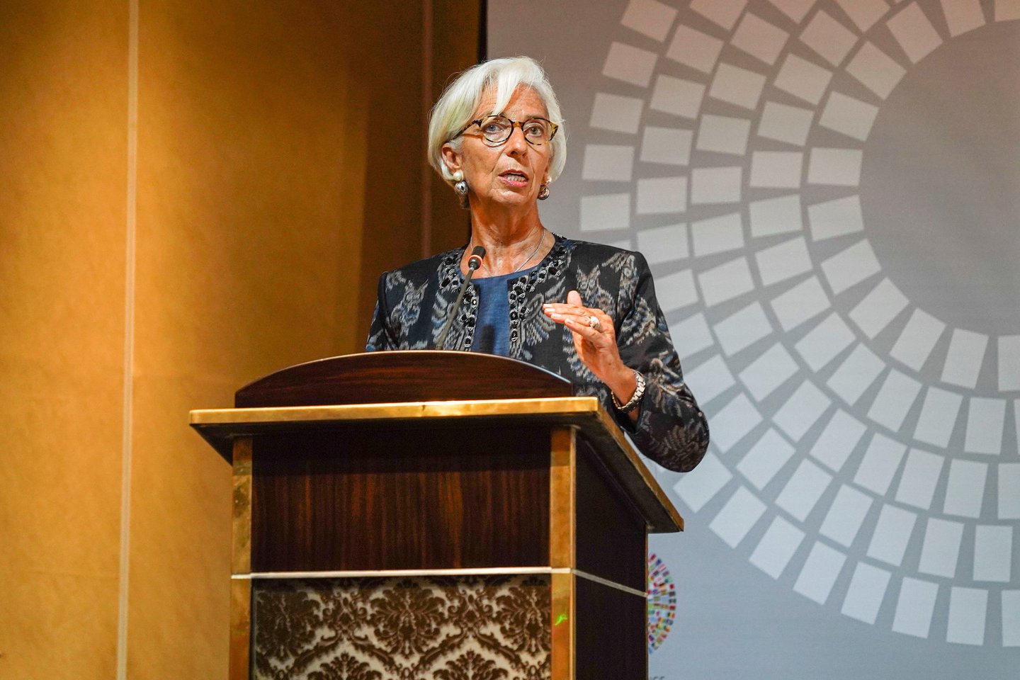   Ch.Lagarde priprato atsidurti neįprastoje situacijoje ir keisti per ilgus metus susiformavusias normas. Kažkada ji jau buvo pirmoji istorijoje moteris ministrė Didžiojo aštuoneto šalyje ir pirmoji moteris – TVF vadovė. Dabar ji taps ne tik pirmąja moterimi – Europos centrinio banko pirmininke.<br>Scanpix/Reuters nuotr.