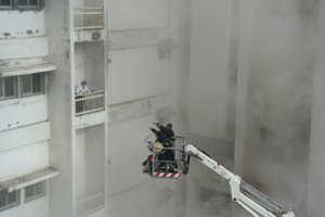 Mumbajuje degančiame pastate gali būti įstrigę dešimtys žmonių