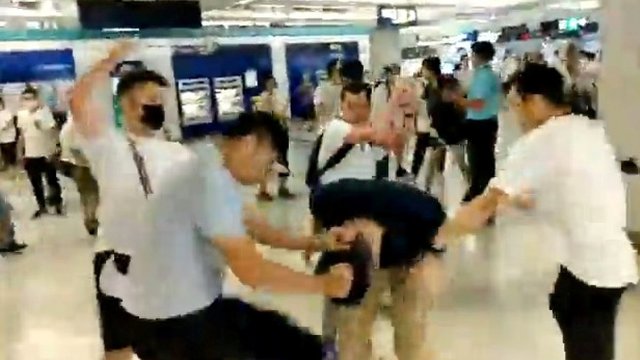 Masinis smurto protrūkis stotyje: liudininkai dalijasi kraupiais grumtynių vaizdais