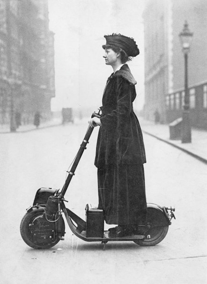 Žymi britų aktyvistė Florence Norman vyksta į darbą autopedu. (1916 m. Londonas).<br> Organizatorių nuotr.