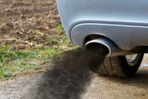 Suskaičiavo, kokio dydžio turėtų būti planuojamas taršių automobilių mokestis