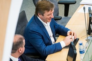 Dovanėlė S. Skverneliui – galvos skausmas R. Karbauskiui: apie ministeriją „tvarkiečiams“ jau kalba miglotai