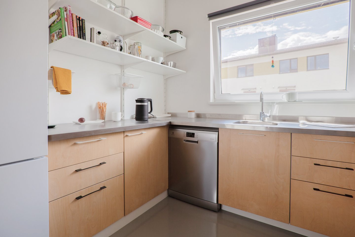 Pirmame namo aukšte įrengta bendra virtuvės, valgomojo ir svetainės erdvė.<br>   Jorigės Kuzmaitės nuotr.