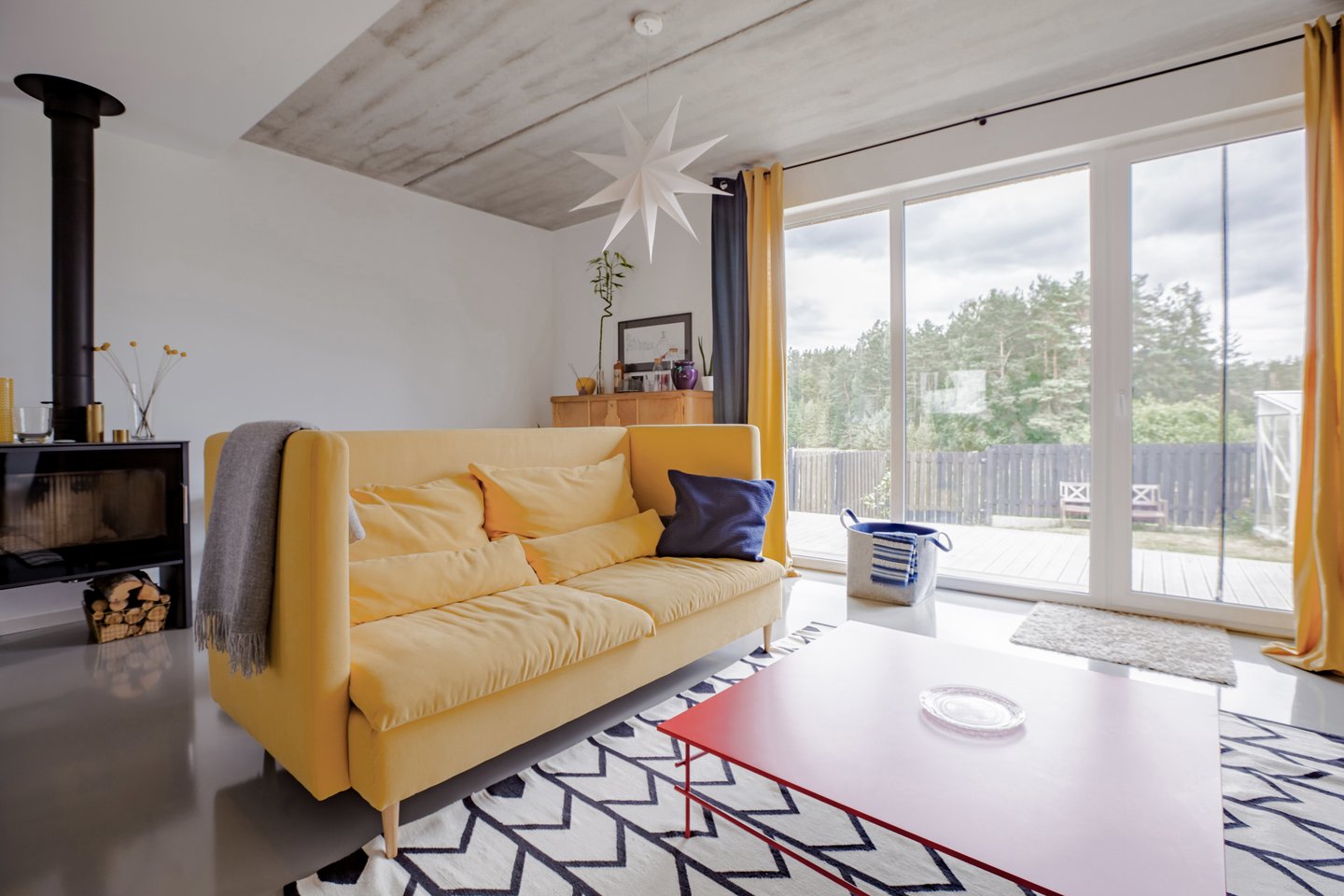 Geltona sofa projektuota dizainerės Ramintos Vitkūnės.<br>Jorigės Kuzmaitės nuotr.
