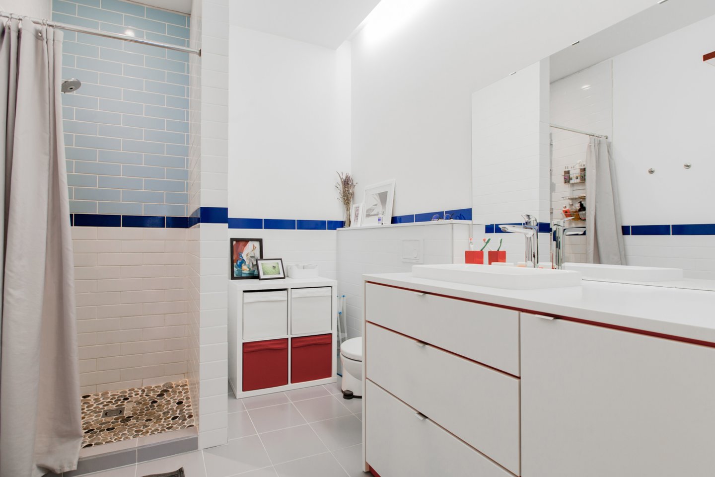 Vonios kambario interjeras yra švarus savo estetika ir pasižymintis išlaikytu spalvų deriniu.<br>Jorigės Kuzmaitės nuotr.
