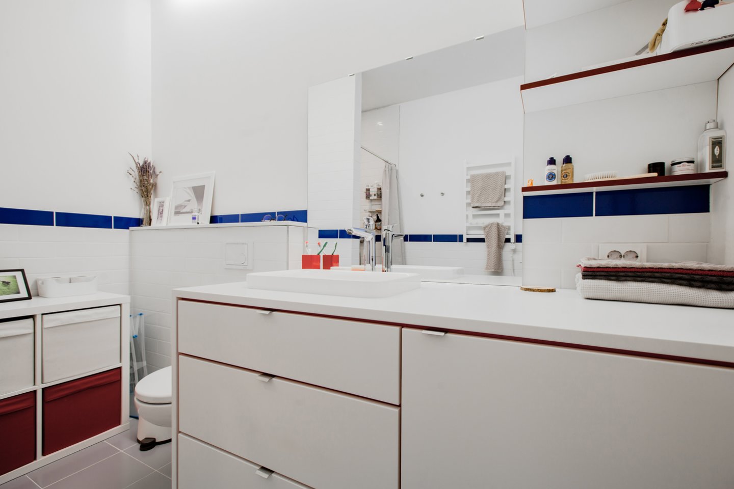 Vonios kambario interjeras yra švarus savo estetika ir pasižymintis išlaikytu spalvų deriniu.<br>Jorigės Kuzmaitės nuotr.