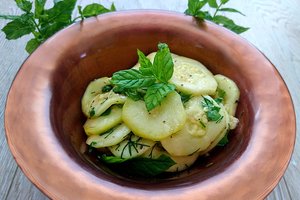 Cukinijų salotos tapo šios vasaros atradimu: nuo stalo išnyksta pirmos