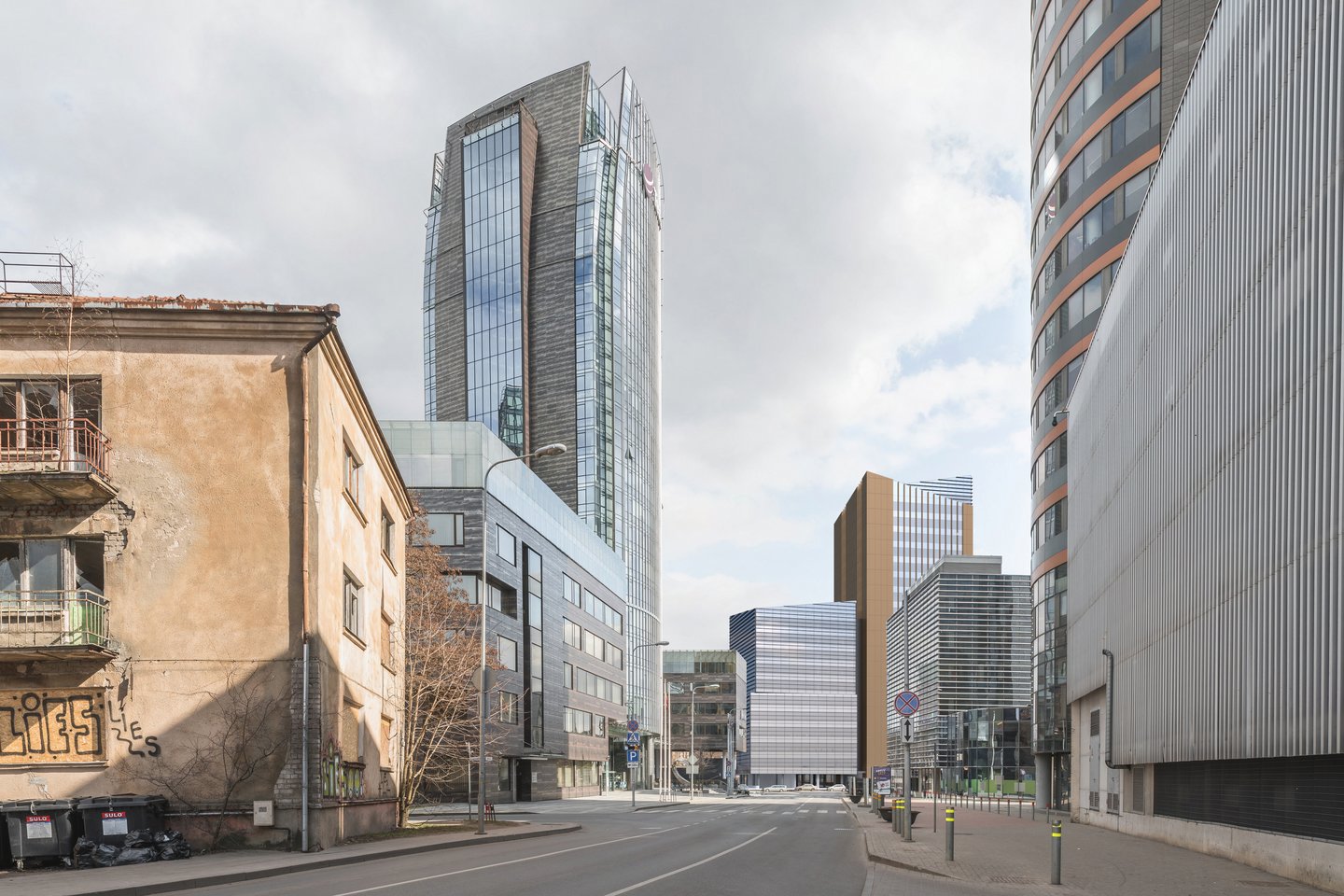 Lietuvos architektų sąjungai pateikti 17 architektūrinių idėjų, kaip plėtoti komercinį sklypą sostinės Lvovo g.<br>vizual.