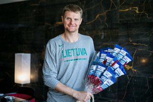 Rinktinės senbuviui R. Seibučiui – originali puokštė ir netikėtas linkėjimas