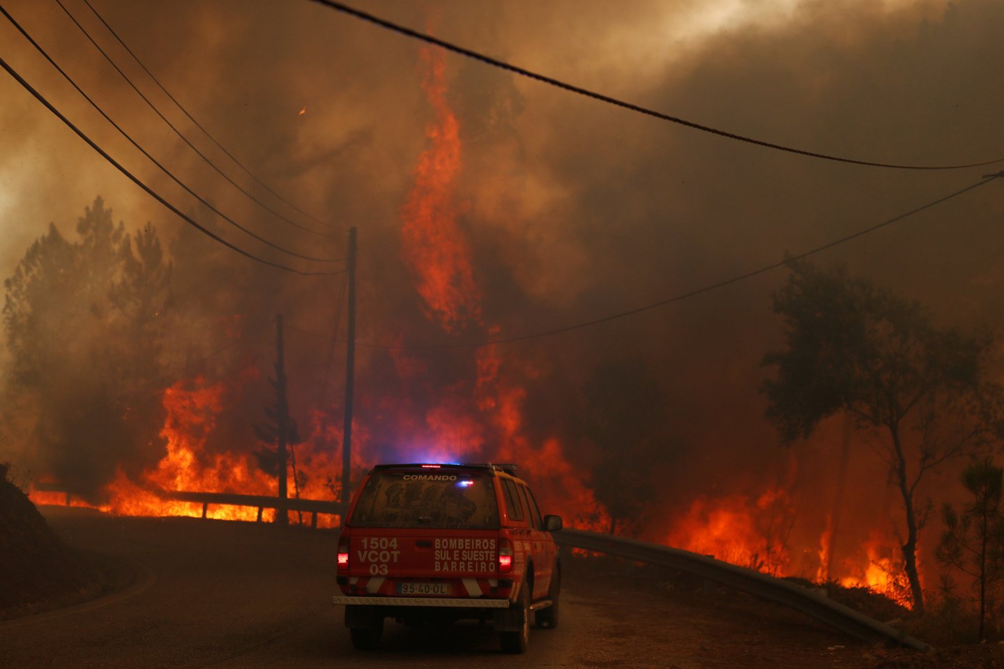 Viską pakeliui niokojančios liepsnos Portugalijoje prarijo 7 000 hektarų miško.<br>Reuters/Scanpix nuotr.