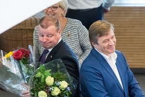 S. Skvernelio ir R. Karbauskio santykių kalneliai: viešai riejasi, keičiasi saldainiais ir vėl pjaunasi