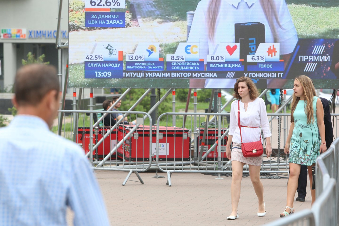 Ukrainos politikos scena ir pagrindinės valdžios institucijos primena pelkę ar džiungles, kur gyvenamas uždaras gyvenimas, o ryšys su visuomene menkas.<br>ZUMAPRESS/Scanpix nuotr.