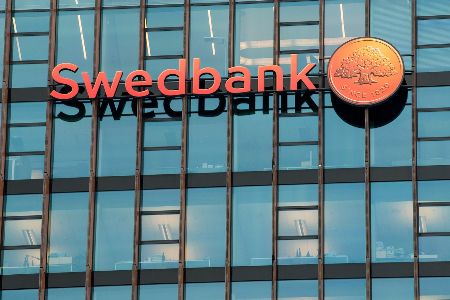 „Swedbank“ rekomenduoja likti budriems, nepasitikėti iš nežinomų asmenų gaunamais el. pašto laiškais, o kilus įtarimams kreiptis tiesiai į banką.