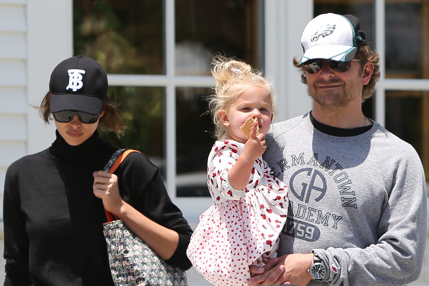  Bradley Cooperis su Irina Shayk ir dukra.<br> Scanpix nuotr.