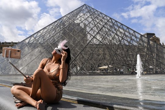 Pavojingiau už ryklius: darydamiesi asmenukes pasaulyje žuvo 259 žmonės