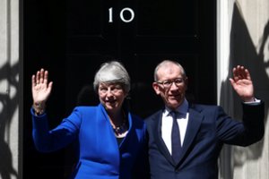 Th. May pasakė atsisveikinimo kalbą ir įteikė karalienei atsistatydinimo raštą