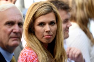 Jungtinės Karalystės „pirmoji mergina“ Carrie Symonds laikosi nuošalyje
