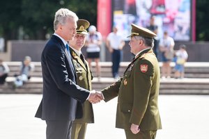 Pasikeitus kariuomenės vadui – raginimai išlikti budriems ir tęsti darbus