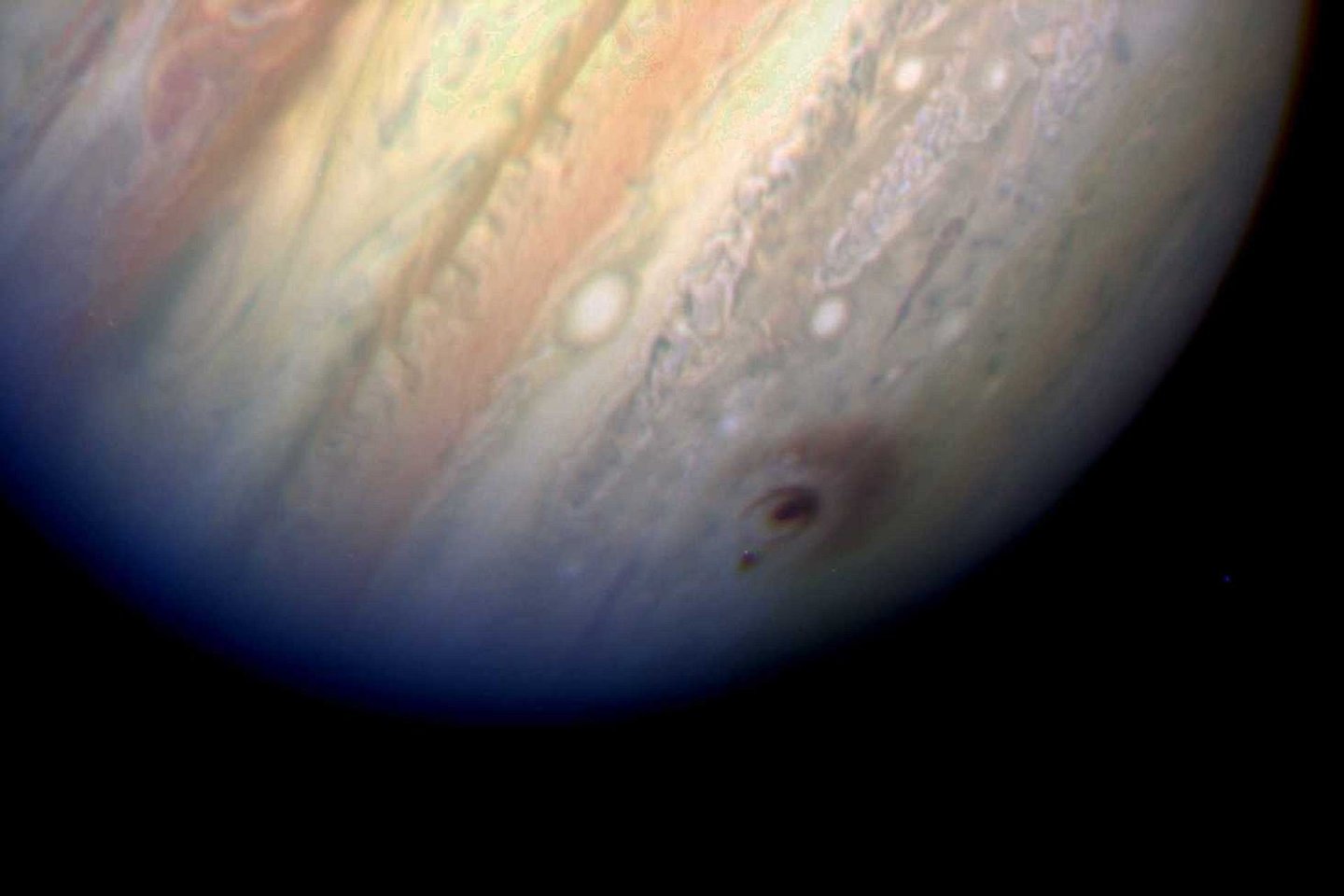  Jupiteris po vieno kometos fragmento smūgio 1994 metais<br> NASA/STScI nuotr.