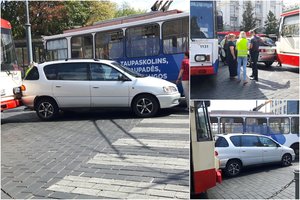 Vilniaus centre eismą paralyžiavo keista avarija – „Toyotą“ suspaudė du troleibusai