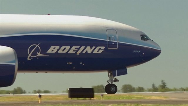 „Boeing“ skelbia, kad gali būti priversta nutraukti lainerio „737 Max“ gamybą