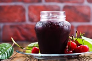 Vyšnių pagardas tiks ir prie mėsos kepsnių, ir prie sūrio