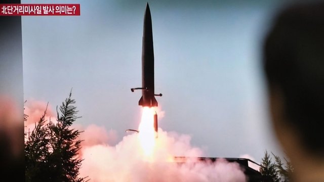 Šiaurės Korėja į Japonijos jūrą paleido dvi trumpo nuotolio raketas