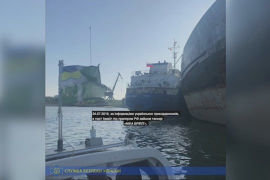 Vykstant Maskvos ir Kijevo deryboms – sulaikytas Rusijos tankeris