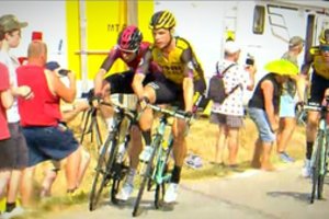 Susimušę „Tour de France“ trasoje dviratininkai buvo išmesti iš prestižinių lenktynių