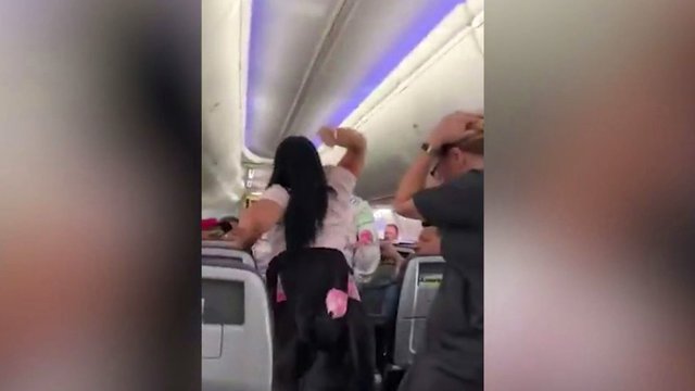 Lėktuve į kitą merginą pažiūrėjęs vyras to pasigailėjo – jam į galvą paleistas kompiuteris