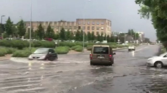 Nufilmavo, kas dėjosi per liūtį Vilniuje: gatvės virto srauniomis upėmis, skendo automobiliai