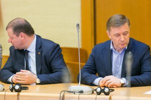 Tarp R. Karbauskio ir S. Skvernelio vėl pasipylė žiežirbos