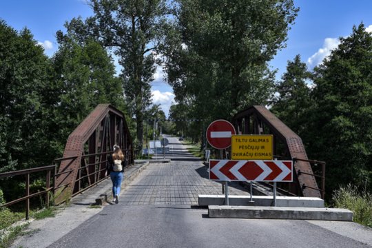 Tiltą uždarė ir pamiršo –  vilniečiai ir toliau kasdien rizikuoja
