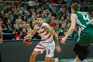 Iš klubo metamas M. Jamesas atkirto E. Messinai: „Liksiu Milane, bet nežaisiu, o mojuosiu rankšluosčiu“