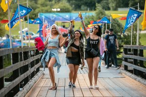 Gerbėjai šturmuoja Obuolių saloje startavusį „Betsafe Radistai Village“ festivalį